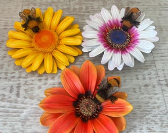 Margarita de resina con abeja, adorno colgante para jardín al aire libre