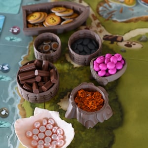 Peut inclure: Mise en place d'un jeu de société avec divers composants. Un bateau en bois contient des pièces d'or, tandis que d'autres récipients contiennent des pièces marron, des pierres noires, des baies roses, des gemmes oranges et des perles roses dans un coquillage. Le plateau de jeu représente une carte.