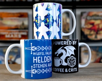 Meeples, Dice & Coffee – the ultimate nerd mug for your game table | Gift for board gamers and role-players | For the dungeon