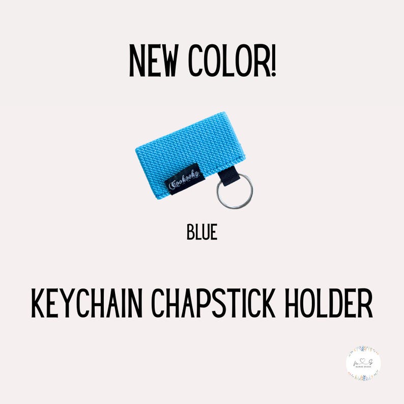 Peut inclure: Un porte-baume &agrave; l&egrave;vres bleu avec une sangle noire et un anneau de cl&eacute; argent&eacute;. Le porte-baume &agrave; l&egrave;vres porte l'inscription "Cookbook".  NOUVELLE COULEUR&nbsp;! BLEU.