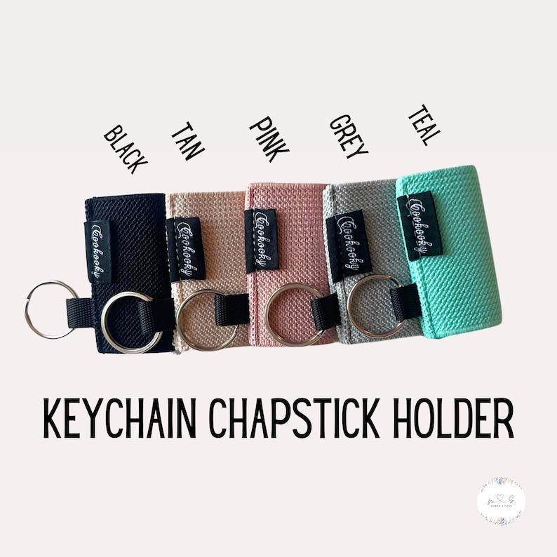 Peut inclure: Cinq porte-baume &agrave; l&egrave;vres &agrave; attache-cl&eacute;s de diff&eacute;rentes couleurs&nbsp;: noir, beige, rose, gris et sarcelle. Chaque porte-baume &agrave; l&egrave;vres est dot&eacute; d&rsquo;un petit anneau en m&eacute;tal et porte l&rsquo;inscription &laquo;&nbsp;Cooksoofy&nbsp;&raquo;.