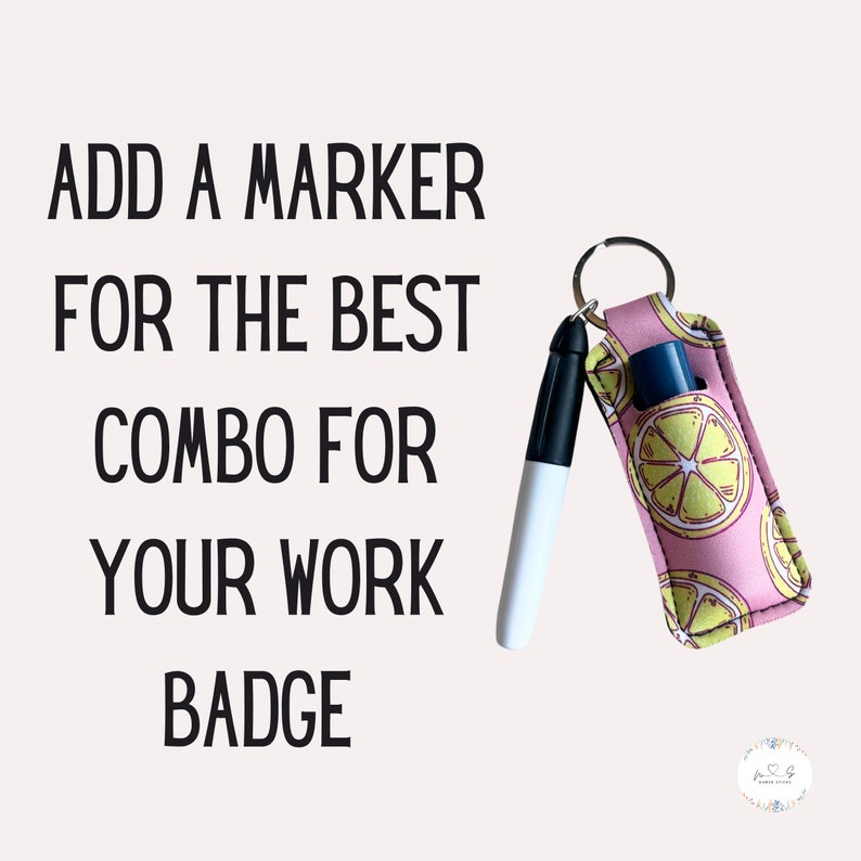 Peut inclure: Un porte-cl&eacute;s en tissu imprim&eacute; de citrons jaunes et roses avec un marqueur effa&ccedil;able &agrave; sec noir et blanc attach&eacute;. Le texte "ADD A MARKER FOR THE BEST COMBO FOR YOUR WORK BADGE" est &eacute;crit en noir sur fond blanc.