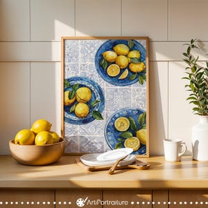 Puede incluir: Una pintura al agua enmarcada de limones en platos con patrones azules y blancos. Los limones están dispuestos en una composición de bodegón con hojas verdes. La pintura está sobre una mesa de madera con un tazón de limones y una taza blanca.