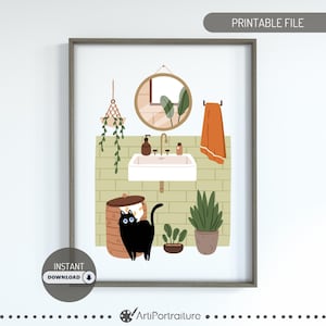 Op de afbeelding: Een digitale illustratie van een badkamer met een zwarte kat die uit een rieten wasmand kijkt. De badkamer heeft een wit wastafel, een ronde spiegel, een groene handdoek en planten in potten.