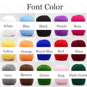 Puede incluir: Una carta de colores que muestra quince ovillos de lana en varios tonos, incluyendo blanco, azul, negro, morado, rosa, amarillo, naranja, azul real, rojo, vino, gris, marr&oacute;n, verde, rosa claro y verde oscuro, etiquetados por su nombre.