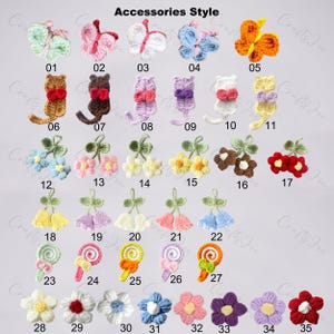 Puede incluir: Una colecci&oacute;n de 35 peque&ntilde;as aplicaciones de ganchillo etiquetadas como Accessories Style, que incluyen mariposas, gatos con lazos, cerezas, flores en forma de campana, piruletas y flores sencillas en varios colores como rosa, azul, amarillo y rojo.