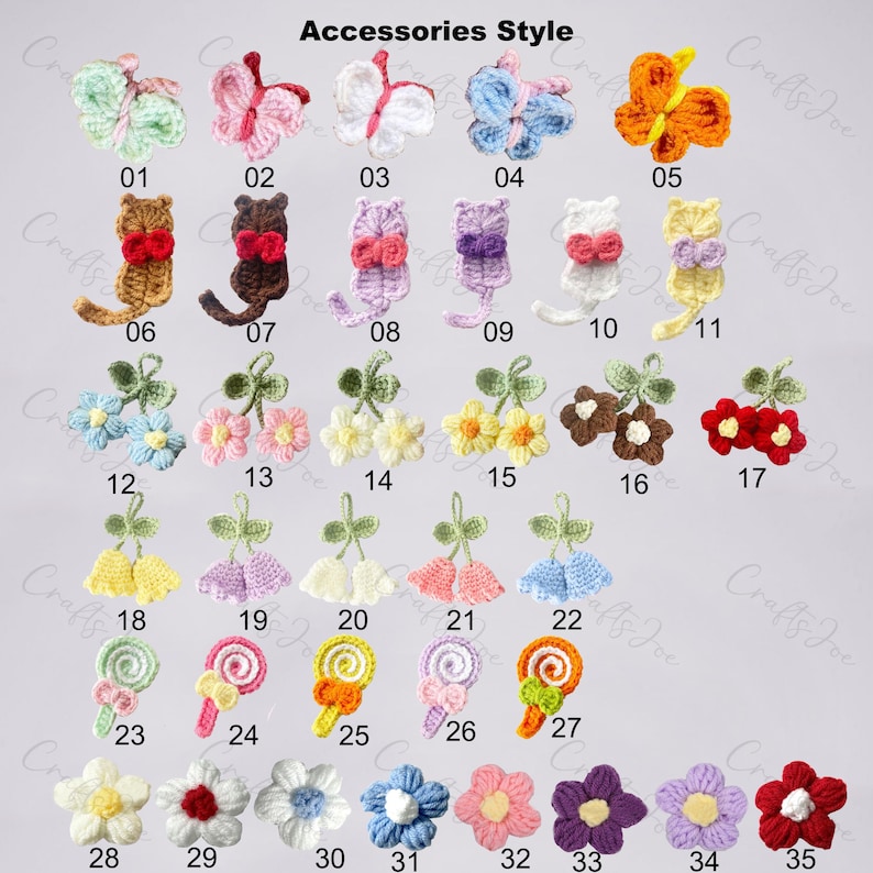Puede incluir: Una colecci&oacute;n de 35 peque&ntilde;as aplicaciones de ganchillo etiquetadas como Accessories Style, que incluyen mariposas, gatos con lazos, cerezas, flores en forma de campana, piruletas y flores sencillas en varios colores como rosa, azul, amarillo y rojo.