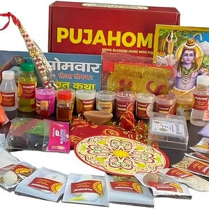 Puede incluir: Una colección de artículos religiosos, que incluye una caja roja con el texto "PUJAHOM", botellas, paquetes y una imagen enmarcada de una deidad. Varios recipientes contienen polvos y líquidos. También se incluye un artículo decorativo con una cinta roja.