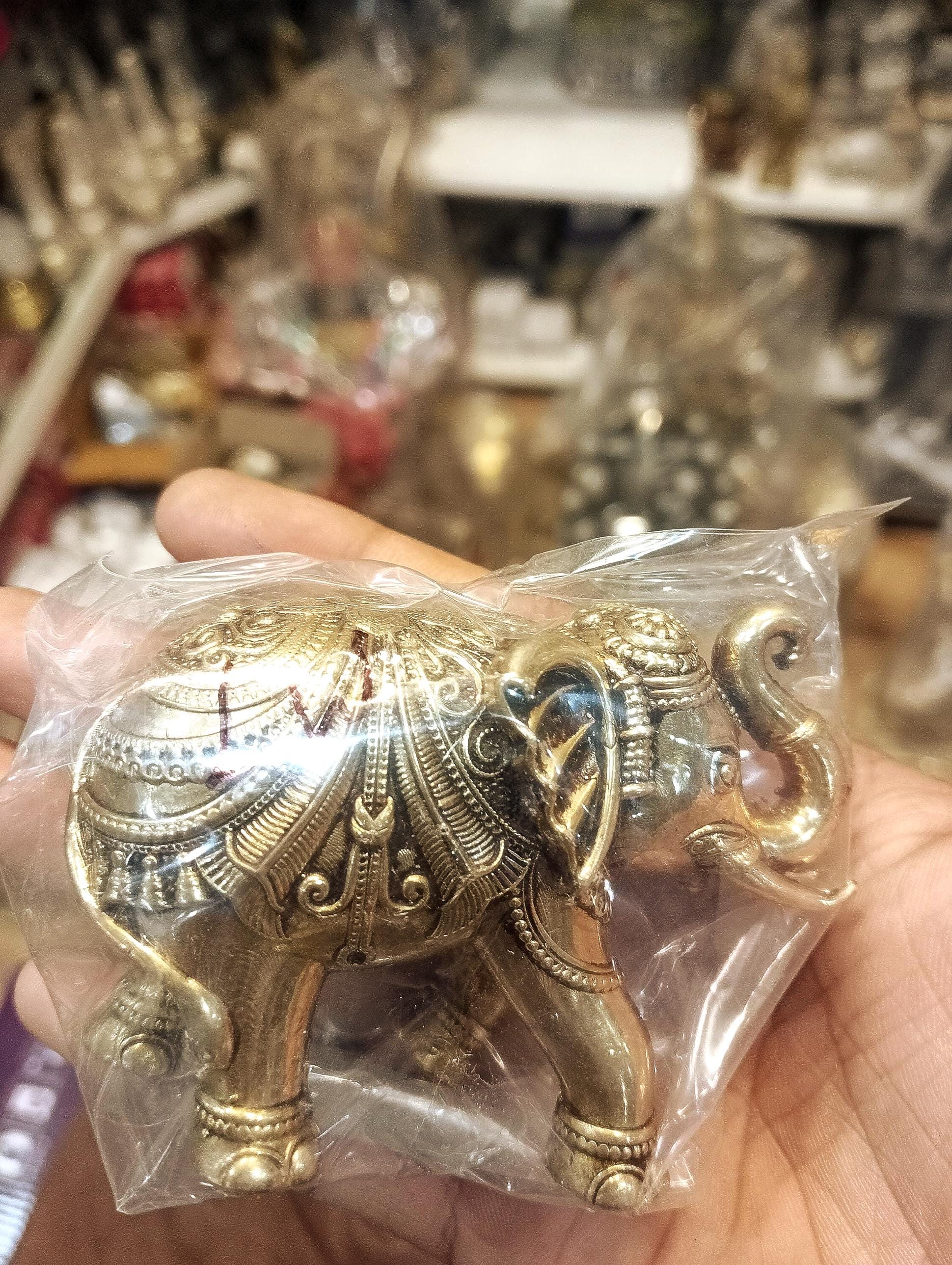 赤ちゃんゾウの真鍮製コレクター向けフィギュア。幸運を呼ぶ精巧な