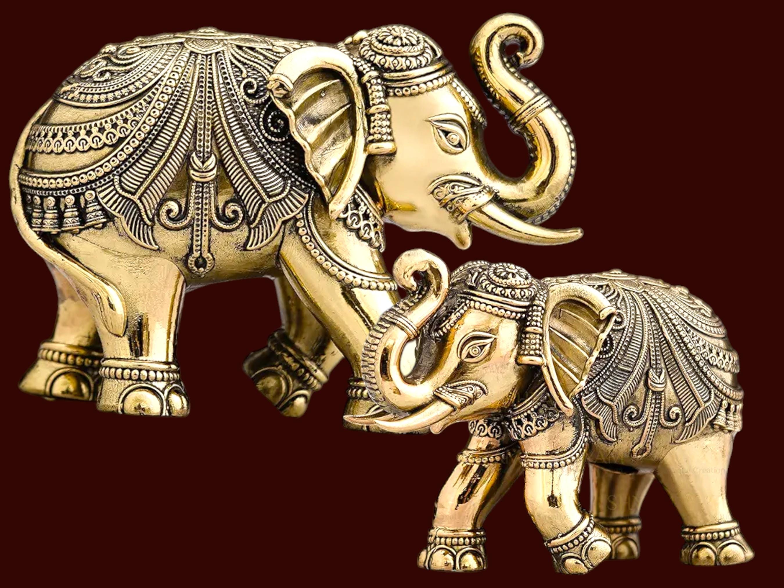 赤ちゃんゾウの真鍮製コレクター向けフィギュア。幸運を呼ぶ精巧な