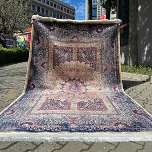 5x8 Bamboo Silk Rug: Classic Anatolian Design