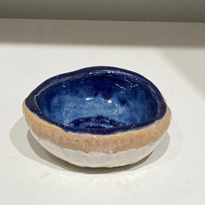 SÅLD … RESERVERAD…. Studio POTTERY prydnadsskål med mörkblå glasyr, handgjord unik dekorativ keramikskål handgjord keramik, ringfat