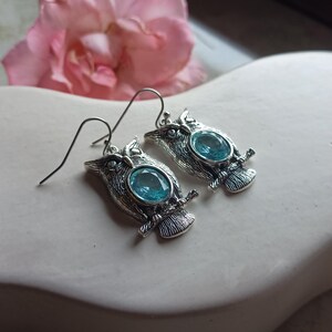 Eule Ohrringe, Eule Silber Ohrringe, Blaue Stein Ohrringe, Blau Topas Ohrringe, Eule Silber Schmuck, Geschenk für Eule Freunde