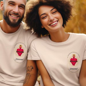 Detente El Sagrado Corazón de Jesús Está Conmigo Camiseta Católica Unisex Jersey Ropa Cristiana Regalo Religioso Fe Devoción Amor