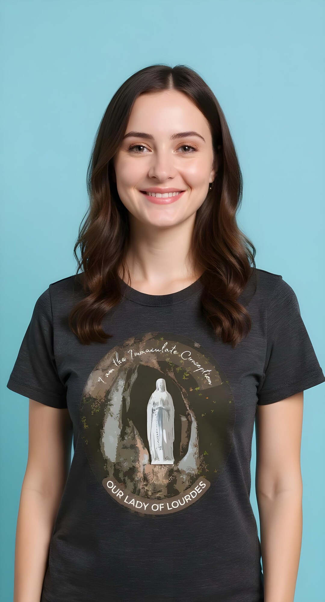 Camiseta Virgen María Nuestra Señora De Lourdes – Diseño Vintage De Devoción Católica, Ligera Y Con Encaje Clásico (Unisex)