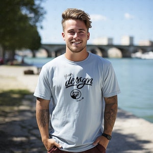 Strand Mockup, weißer Mann T-Shirt Mockup, Herren T-Shirt Mockup, Strand Mockup, Mann Beachwear Mockup, Mann Modell Shirt Mockup, nettes Kerl Mockup