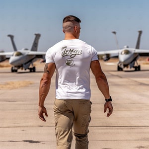 Zurück weißes T-Shirt Mockup, Mann T-Shirt Mockup, Bella Canvas männlich weißes Hemd Mockup, Pilot Mann Mockup, DadMockup, Flugzeug Hintergrund