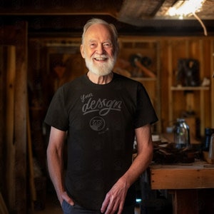 Großvater-T-Shirt-Mockup, schwarzes T-Shirt, älteres männliches Mockup, Vatertags-Shirt-Mockup, Papa-Mockup, Heimwerker-Großvater-Mockup