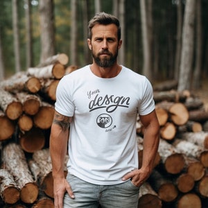 Op de afbeelding: Een wit T-shirt met een zwart-witte afbeelding van een maki met de tekst "Your design here" op de voorkant.