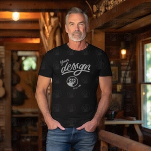 Mann Höhle Hintergrund männliches Shirt Mockup, Bella Canvas schwarzes T-Shirt, Senior Man Mockup, männliches Mockup, Vatertagshemd Mockup, Papa Mockup