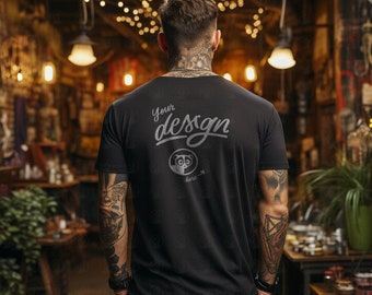 Back Mockup, Back Look van een zwart T-Shirt Mockup, Man T Shirt mockup, Mannelijk Model Mockup, Urban Vibes Mockup, Bar Scene T Shirt Mockup