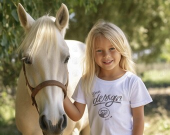 Mädchen und Pferd Mockup, weißes T-Shirt Mockup, Bella Canvas Mockup, Kinder Mockups, weißes Hemd Mockup, Mädchen T Shirt Mockup, Haustier Mockup