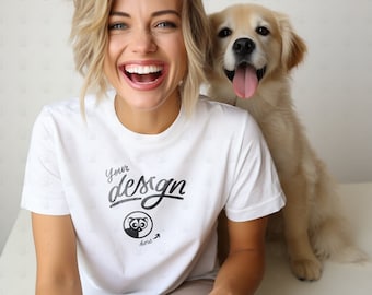 Kvinna och hundmodell, vit t-shirtmodell, damt-t-shirtmodell, vit t-shirtmodell, kvinnlig modellmodell, enfärgad t-shirtmodell, husdjurs-t-shirt