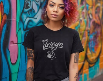 Maqueta de camiseta de mujer negra, maqueta de modelo tatuado, maqueta de camiseta negra, maqueta de graffiti, maqueta de fondo urbano, maqueta de mujer de cabello colorido