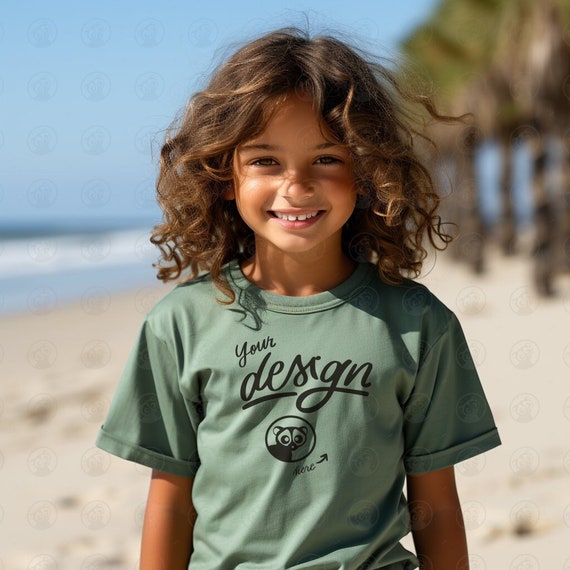 Maqueta de playa, maqueta de camisa verde salvia, maqueta de camiseta verde,  maqueta de camiseta de niña, maqueta de niña, maqueta de camiseta para  niños, maqueta de océano -  España