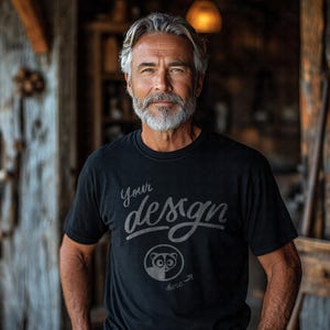 Alter Mann im schwarzen Hemd Mockup, Opa schwarzes T-Shirt, Männerhöhle Mockup, Senior Man Mockup, männliches Mockup, Vatertags Shirt Mockup, Papa Mockup