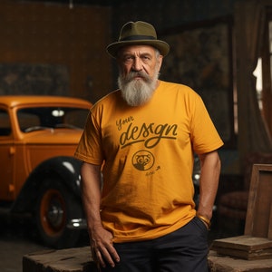 Gelbes T-Shirt, Großvater-T-Shirt-Mockup, älteres männliches Mockup, Vatertags-Shirt-Mockup, Papa-Mockup, Großvater-Mockup, antikes Auto-Mockup