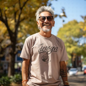 Beige T-Shirt Mann Mockup, Opa T Shirt Mockup, Vatertag Mockup, Papa Mockup, Beige Tee Mockup, älterer Mann Mockup, Outdoor, Großvater