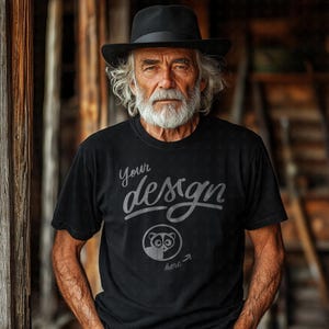 Cooles Opa-Mockup, das schwarze T-Shirt des Großvaters, Opa-Mockup, Vatertags-T-Shirt Mockup, reifer Mann Mockup, Holzkabine Mockup