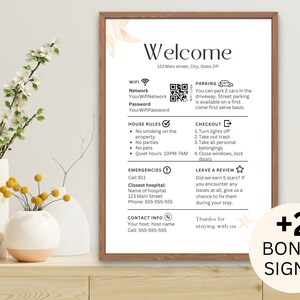 Puede incluir: Un cartel de bienvenida para una propiedad de alquiler con información sobre WiFi, estacionamiento, reglas de la casa, salida, emergencias, información de contacto y una solicitud de revisión. El cartel está impreso en papel blanco con texto negro e iconos. El cartel está enmarcado en un marco marrón claro.