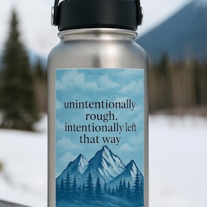 Involontariamente grezzo, lasciato intenzionalmente così. Adesivo ispirato alla natura, adesivo di montagna per amanti dell'outdoor, adesivi per avventure.