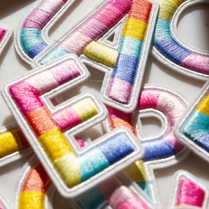 Parches de letras de chenilla de arcoíris para planchar, de 6,35 cm, bordados, para manualidades, bolsos de maquillaje y chaquetas.
