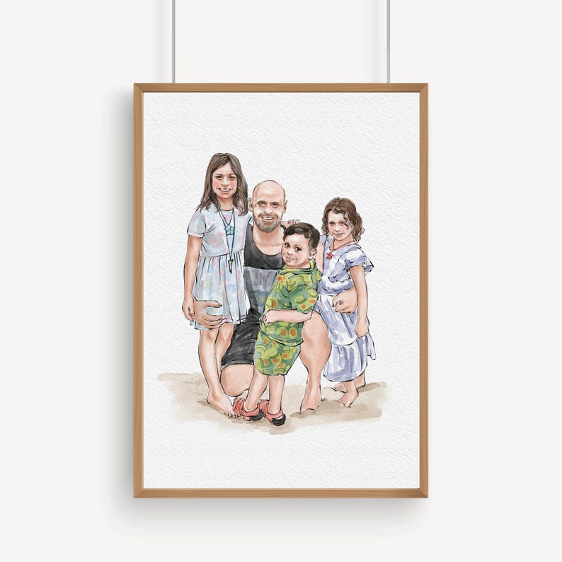 K&ouml;nnte beinhalten: Aquarellportr&auml;t einer vierk&ouml;pfigen Familie, gerahmt in einem hellbraunen Holzrahmen. Das Portr&auml;t zeigt einen Mann und drei Kinder, die alle l&auml;cheln. Die Kinder tragen Kleider und der Mann tr&auml;gt ein schwarzes Tanktop.