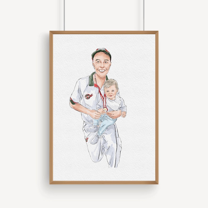 K&ouml;nnte beinhalten: Aquarellportr&auml;t einer Person, die ein Baby h&auml;lt. Die Person tr&auml;gt eine wei&szlig;e Uniform mit roten und gr&uuml;nen Akzenten, eine Kappe und eine Medaille. Das Baby tr&auml;gt ein wei&szlig;es Hemd und eine blaue Hose. Das Portr&auml;t ist gerahmt.