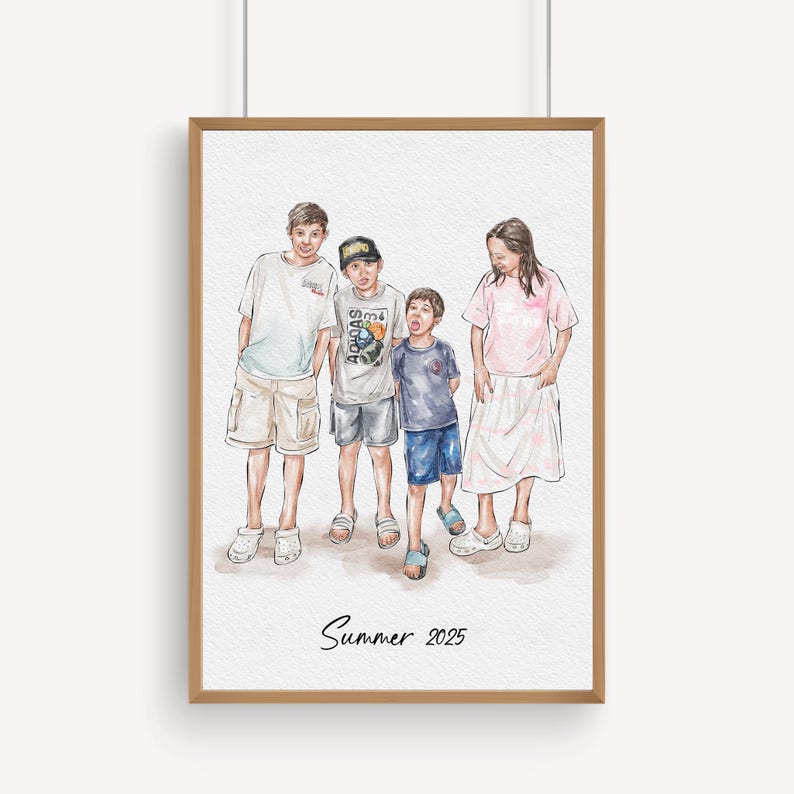 K&ouml;nnte beinhalten: Gerahmtes Aquarellportr&auml;t von vier Kindern in Sommerkleidung. Das Kunstwerk ist mit "Summer 2025" signiert. Der Rahmen hat eine hellbraune Farbe. Die Kinder tragen Freizeitkleidung.