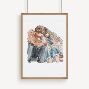 K&ouml;nnte beinhalten: Gerahmtes Aquarell-Familienportr&auml;t. Das Bild zeigt eine f&uuml;nfk&ouml;pfige Familie in inniger Umarmung. Die Farbgebung umfasst warme Braunt&ouml;ne, Blau- und Gr&uuml;nt&ouml;ne, die ein weiches, intimes Gef&uuml;hl vermitteln. Das Kunstwerk ist vor einem wei&szlig;en Hintergrund angebracht.