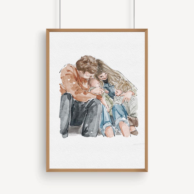 K&ouml;nnte beinhalten: Gerahmtes Aquarell-Familienportr&auml;t. Das Bild zeigt eine f&uuml;nfk&ouml;pfige Familie in inniger Umarmung. Die Farbgebung umfasst warme Braunt&ouml;ne, Blau- und Gr&uuml;nt&ouml;ne, die ein weiches, intimes Gef&uuml;hl vermitteln. Das Kunstwerk ist vor einem wei&szlig;en Hintergrund angebracht.
