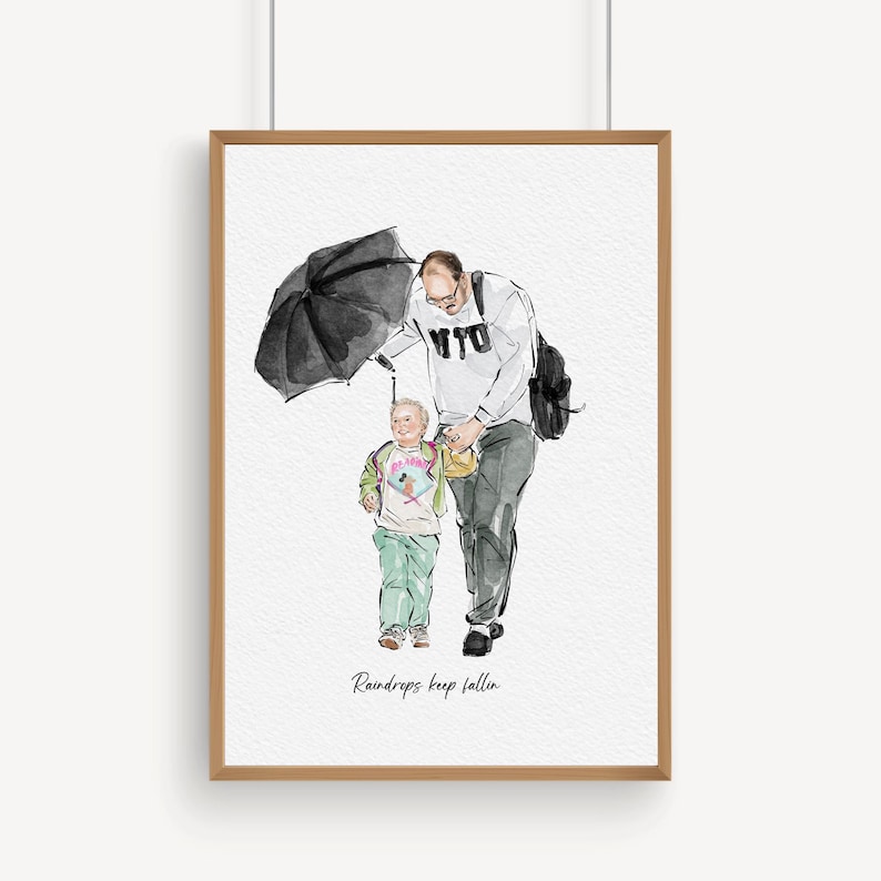 K&ouml;nnte beinhalten: Aquarelldruck eines Elternteils und eines Kindes, die unter einem schwarzen Regenschirm gehen. Der Elternteil tr&auml;gt einen wei&szlig;en Pullover mit "NYC" darauf. Das Kind tr&auml;gt ein T-Shirt und einen Rucksack. Der Text "Raindrops keep fallin" steht unten.