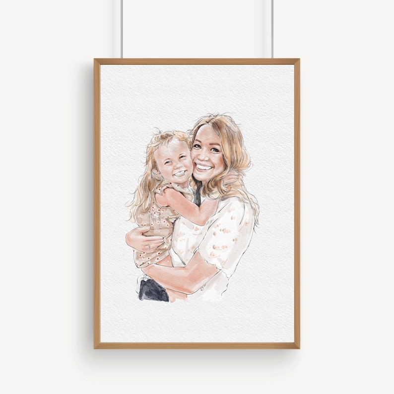 K&ouml;nnte beinhalten: Gerahmtes Aquarellportr&auml;t einer Mutter und eines Kindes, die sich umarmen. Die Mutter mit blondem Haar l&auml;chelt, w&auml;hrend sie das Kind h&auml;lt, das ebenfalls l&auml;chelt. Das Kunstwerk befindet sich in einem Holzrahmen und h&auml;ngt vor einem wei&szlig;en Hintergrund.