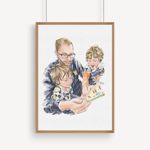 K&ouml;nnte beinhalten: Aquarellportr&auml;t eines Vaters, der zwei kleinen Kindern ein Buch vorliest. Das Kunstwerk ist in einem hellbraunen Holzrahmen gerahmt und weist sanfte Farben und eine warme Atmosph&auml;re auf. Der Vater tr&auml;gt eine Brille und ein dunkles Hemd.