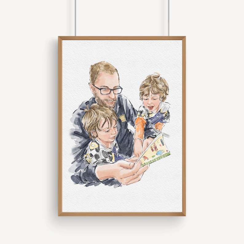 K&ouml;nnte beinhalten: Aquarellportr&auml;t eines Vaters, der zwei kleinen Kindern ein Buch vorliest. Das Kunstwerk ist in einem hellbraunen Holzrahmen gerahmt und weist sanfte Farben und eine warme Atmosph&auml;re auf. Der Vater tr&auml;gt eine Brille und ein dunkles Hemd.