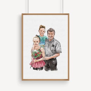K&ouml;nnte beinhalten: Aquarellportr&auml;t einer dreik&ouml;pfigen Familie, gerahmt in einem hellbraunen Holzrahmen. Das Portr&auml;t zeigt einen Mann, ein M&auml;dchen in einem rosa Tutu, das Blumen h&auml;lt, und einen Jungen in einem t&uuml;rkisfarbenen Hemd. Das Kunstwerk ist vor einem wei&szlig;en Hintergrund.