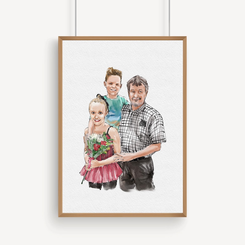 K&ouml;nnte beinhalten: Aquarellportr&auml;t einer dreik&ouml;pfigen Familie, gerahmt in einem hellbraunen Holzrahmen. Das Portr&auml;t zeigt einen Mann, ein M&auml;dchen in einem rosa Tutu, das Blumen h&auml;lt, und einen Jungen in einem t&uuml;rkisfarbenen Hemd. Das Kunstwerk ist vor einem wei&szlig;en Hintergrund.