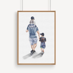 K&ouml;nnte beinhalten: Aquarelldruck eines Vaters mit zwei Kindern beim Spaziergang. Der Vater tr&auml;gt ein blaues Hemd und Shorts, ein Kind sitzt auf seinen Schultern, das andere h&auml;lt seine Hand. Die Kinder tragen M&uuml;tzen und Freizeitkleidung. Das Kunstwerk ist in einem hellen Holzrahmen gerahmt.