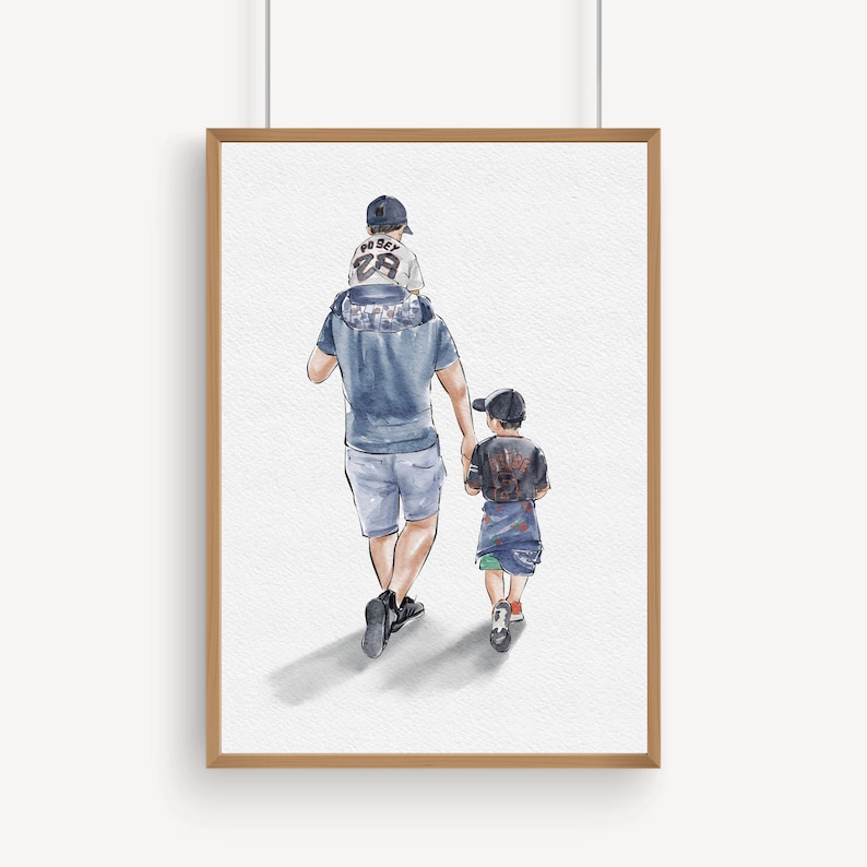 K&ouml;nnte beinhalten: Aquarelldruck eines Vaters mit zwei Kindern beim Spaziergang. Der Vater tr&auml;gt ein blaues Hemd und Shorts, ein Kind sitzt auf seinen Schultern, das andere h&auml;lt seine Hand. Die Kinder tragen M&uuml;tzen und Freizeitkleidung. Das Kunstwerk ist in einem hellen Holzrahmen gerahmt.