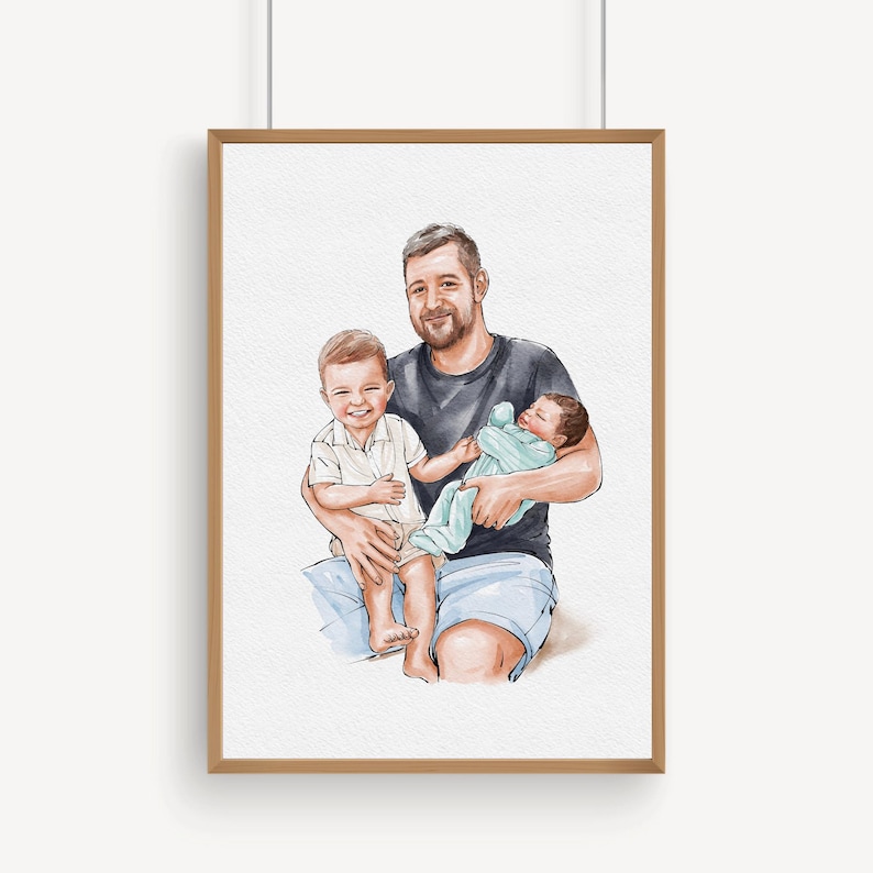 K&ouml;nnte beinhalten: Aquarellportr&auml;t eines Vaters, der zwei Kinder h&auml;lt. Der Vater tr&auml;gt ein schwarzes T-Shirt und blaue Shorts. Ein Kind tr&auml;gt ein wei&szlig;es Hemd und Shorts, das andere ist in eine hellblaue Decke geh&uuml;llt. Das Portr&auml;t befindet sich in einem Holzrahmen.